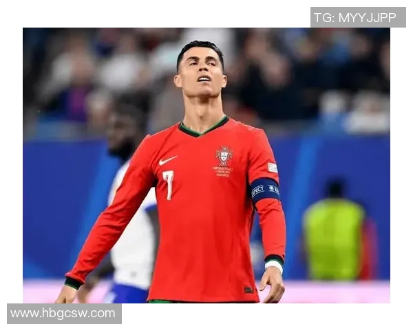 足球明星在绿茵场上流血拼搏展现不屈精神与荣耀追求